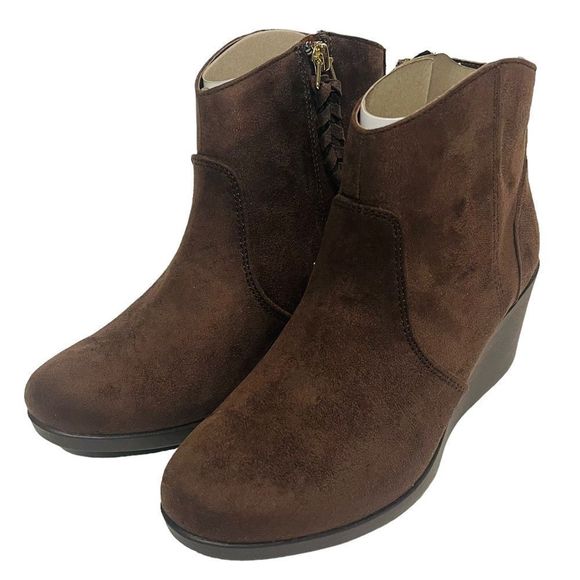 NIB Crocs Leigh Synthetic Suede Wedge Bootie 5 Expresso Brown Standard Fit - Picture 1 of 12